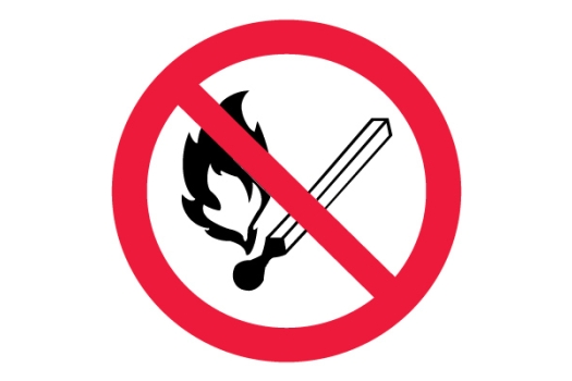 Знак P 02 "Запрещается пользоваться открытым огнем и курить" ф200 мм, пластик ГОСТ Р 12.4.026-2001 EKF (100шт)